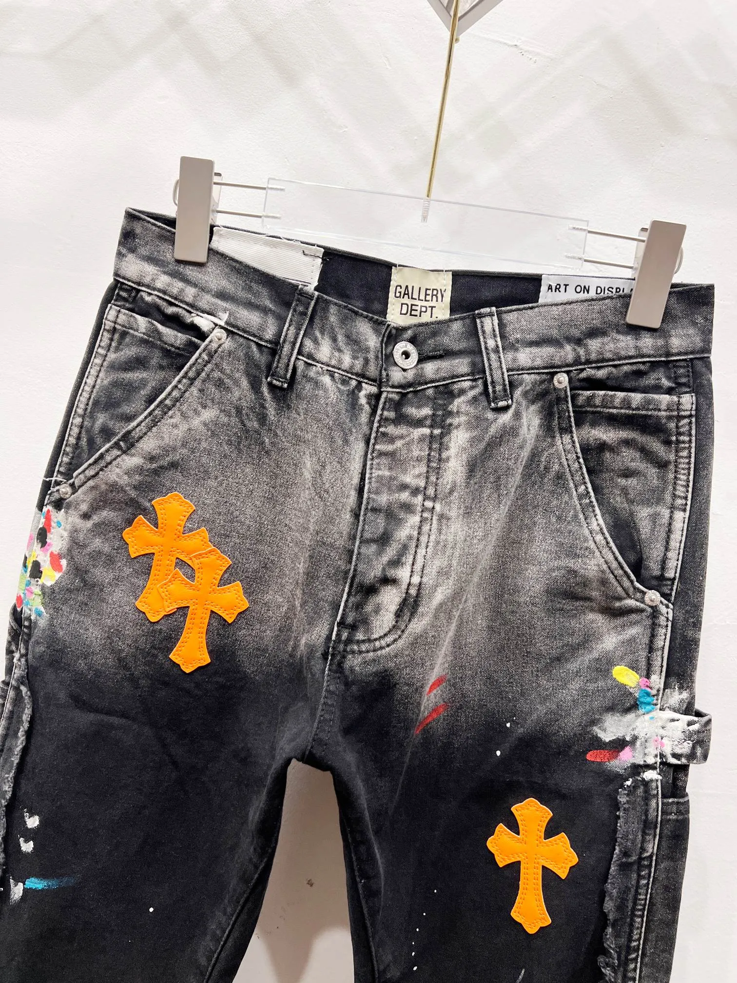 P260 Style No.: (c059) GALLERY DEPT. Vintage splash-ink splicing black and orange cross loose washed flared jeans - truly restore the ultimate texture of Vintage - original hardware accessories washed and other elevators, QR code analysis are all purchased from the original factory, high degree of restoration, you are welcome to compare with a certain product~ - Three-dimensional version Loose and comfortable without being too picky about your body shape Make you taller and slimmer Factory Seiko Original quality control Same style for men and women Can be matched with couples Versatile recommendation Essential jeans for all seasons Size: 28-30-32-34-36 Color: black